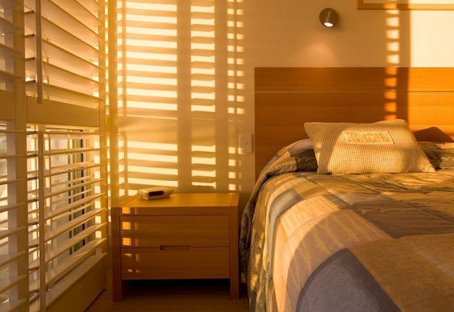 ¿Cómo Regular La Luz En Los Interiores Con Persianas De Madera Según Iluminet?