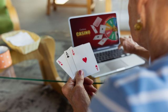 Emoción De Jugar A Las Cartas Online