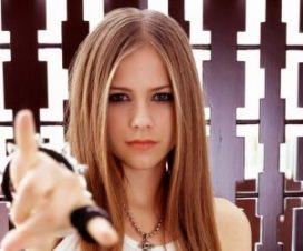 Avril Lavigne Muestra sus Tatuajes en Maxim