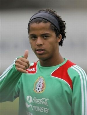 Foto Giovani Dos Santos se Toma Foto Completamente Desnudo
