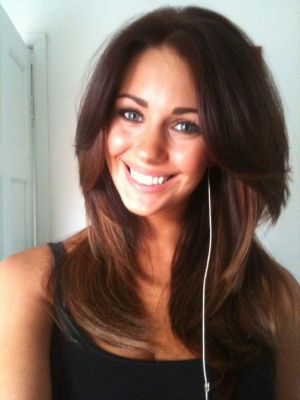 Holly Peers Deslumbra a Todos con su Topless