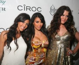 Foto Posan Las Hermanas Kardashian en Topless